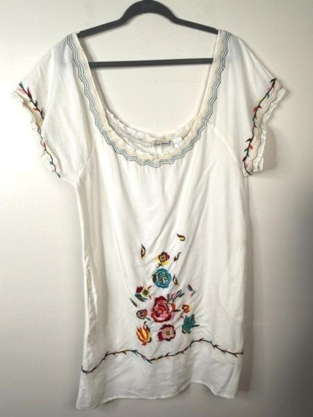 Cute Options White Floral Embroidered Short Sleeve Deep Scoop Boho Dress Size M